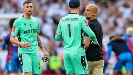 El tremendo enfado de Pep Guardiola tras la derrota en la FA Cup: niega el saludo al portero del Crystal Palace por perder tiempo