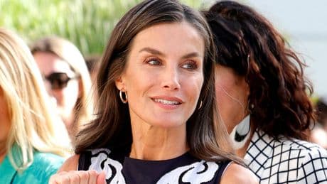 Letizia se aferra al verano y estrena vestido 'boho chic' con sandalias de esparto en su primer acto del nuevo curso