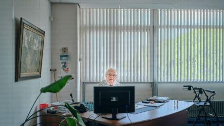 Ouderen zijn altijd de pineut, vindt het oudste raadslid van Nederland (87). Hij beschuldigt het ministerie van leeftijdsdiscriminatie en werkt stug door