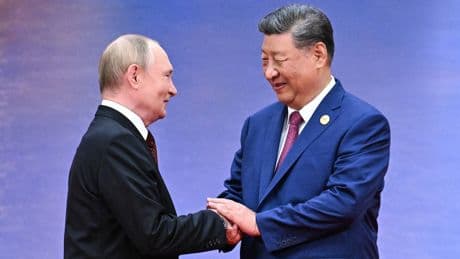 Face aux Etats-Unis, Vladimir Poutine cherche à renforcer ses relations avec la Chine et l'Inde