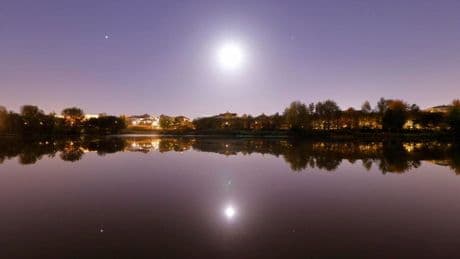 See The Moon And Saturn As Meteors Strike: The Night Sky This Week