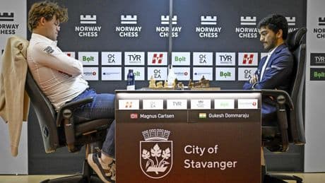 VIDEO Topschaker Magnus Carlsen slaat hard met vuist op tafel na blunder en zeldzame nederlaag