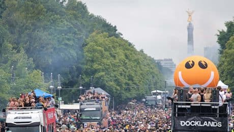 Techno-Szene trotzt dem Regen – Hunderttausend Menschen feiern auf Berlins Straßen