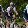 Groep van zeven renners weg, ploegmaats van Roglic controleren peloton