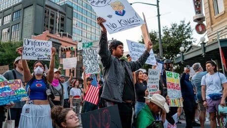 Las protestas contra Trump deslucen el desfile nacional por su cumpleaños: «El odio no hace grande a EEUU»