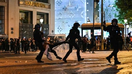PSG - Inter Milan : Abribus fracassés, voitures incendiées... Retailleau dénonce la présence de «barbares» à Paris après de fortes tensions
