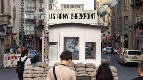 Berlin: Checkpoint Charlie bietet viel zu entdecken