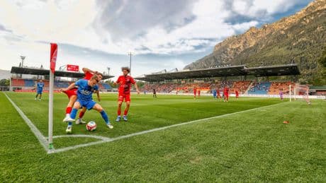 Tiental AZ klopt voetbaldreumes Vaduz en gaat naar play-offs Conference League