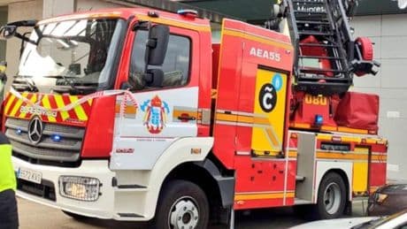 Los bomberos de A Coruña acuden a retirar unos cascotes de un edificio de Vioño