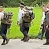 In der Schweiz - Wandergruppe in Wehrmachts-Uniform unterwegs