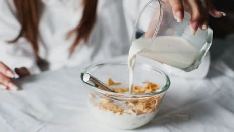 Una enfermera asegura que comer nada más despertarse es perjudicial: &quot;Estás tragando bacterias y toxinas&quot;