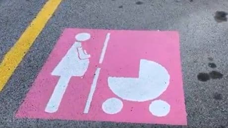 Tutto quello che c'è da sapere sui parcheggi rosa: chi può usarli e come richiedere il contrassegno