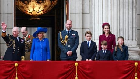 Charles, William, Kate... La famille royale au balcon de Buckingham pour les 80 ans de la fin de la Seconde Guerre mondiale