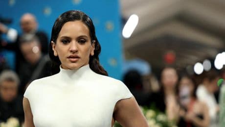 Rosalía impresiona con un vestido escultórico en la gala Met 2025