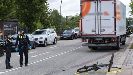 Unglück mit Lkw: Bein abgetrennt: Radfahrer bei Unfall schwer verletzt