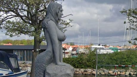 "Le rêve torride d'un homme": la statue d'une sirène "moche et pornographique" retirée à Copenhague