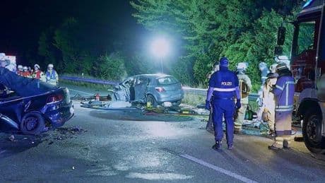 Unfall auf B9: Geisterfahrt führt zu Frontalcrash, Autos brennen