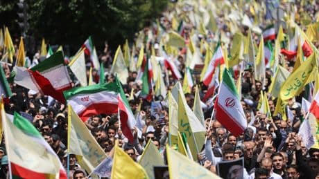 «Israël doit être détruit à jamais»: les images des manifestants iraniens après les frappes menées par l’État hébreu