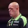 Van Gerwen ontsnapt tegen Nijman aan vroege exit bij World Series Finals