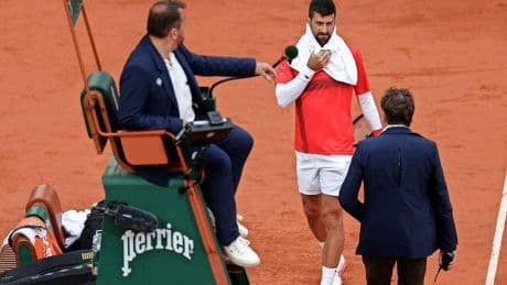 Novak Djokovic discussieert minuten met umpire, maar bereikt wel tweede ronde op Roland Garros