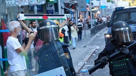 Dos detenidos y 22 policías heridos en las protestas propalestinas de La Vuelta en Madrid