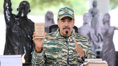 Donald Trump hausse encore le ton envers le Venezuela, Nicolas Maduro tente de jouer l’apaisement