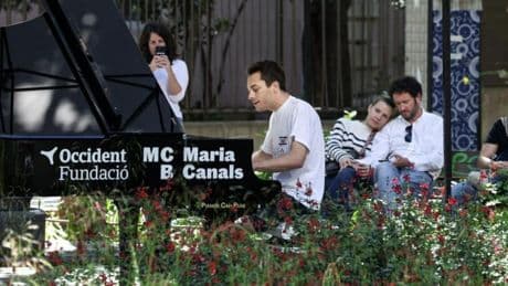 ¿Qué hacen diez pianos en las calles de Barcelona?