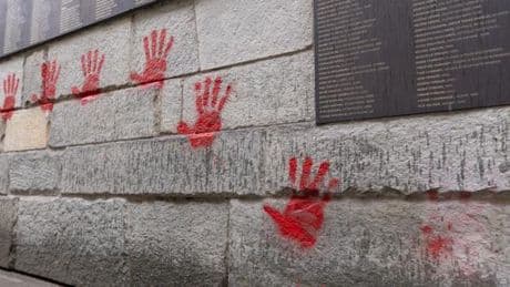 Mains rouges taguées sur le Mémorial de la Shoah : quatre Bulgares seront jugés à l’automne