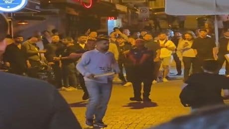 Beşiktaş'ta korku dolu anlar! Döner bıçağıyla çevredekileri tehdit etti