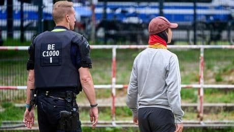 Rechtsextreme Demo gegen CSD: Junger Neonazi von Mutter abgeführt