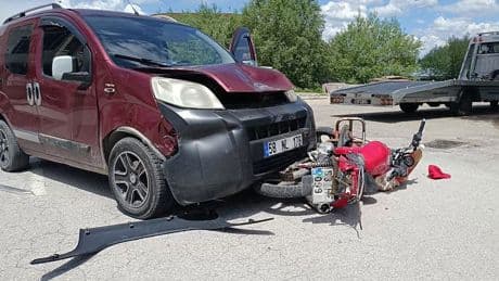 Sivas'ta hafif ticari araç ile motosikletin çarpıştığı kazada 7 kişi yaralandı