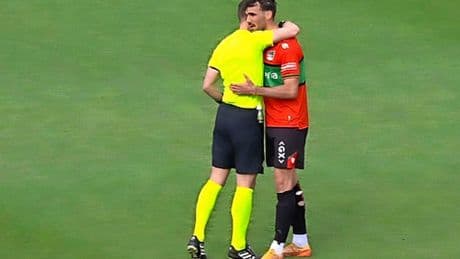 Danny Makkelie na emotionele avond in Nijmegen: ’Ik gaf hem op dat moment een omhelzing, puur op gevoel’