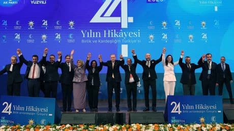 SON DAKİKA | Başkan Erdoğan rozetlerini taktı: AK Parti'ye yeni belediyeler katıldı