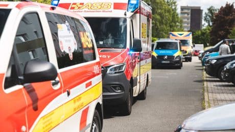 Kind rannte vor Wagen - Junge (2) von Auto überrollt und schwer verletzt