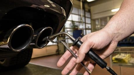El lado invisible de las emisiones que superan los controles de los coches