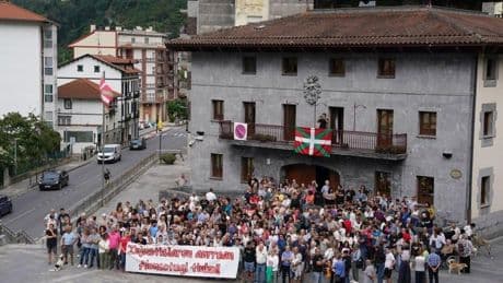 Más de 300 vecinos de Alonsotegi protestan contra la Diputación por el millón de euros que reclama al Consistorio
