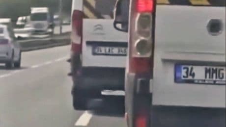 İstanbul trafiğinde tehlikeli görüntüler: Okul servis araçları makas atıp birbirlerinin önüne direksiyon kırdı; o anlar kamerada