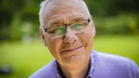 Jan de Hoop (70) krabbelt op na hartinfarct, maar het valt niet altijd mee: ’Radio maken is nu al te veel’