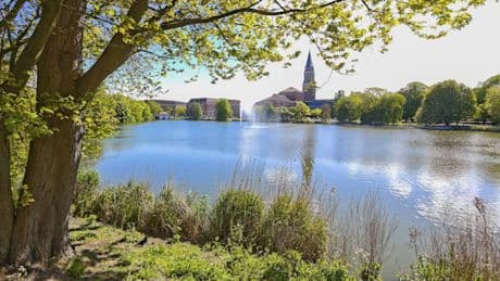 Nächtliche Irrfahrt einer 20-Jährigen endet im Wasser – 20 Meter weit fuhr sie in einen See