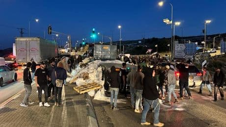 İşgalci İsrail dünyaya oynuyor: Gazze'ye giren yardım tırlarının çoğunu yağmalattı