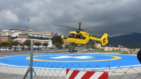 Teramo, ragazzo 15enne colpito da fulmine durante passeggiata con il padre: ricoverato in gravi condizioni