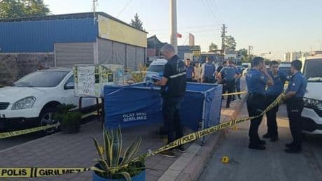 Sokak ortasında dehşet saçtı! Boşanmasından sorumlu tuttuğu kadını yaralayıp, intihar etti