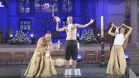 Hähnchen in Windeln vor dem Altar – Konservative Christen sind empört, Bistum entschuldigt sich