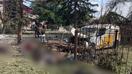 Zelenski denuncia un "salvaje" bombardeo ruso en Donetsk que deja al menos 23 muertos