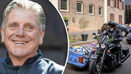 Beelden uitvaart Jonnie Boer: ‘Daar gaat hij’