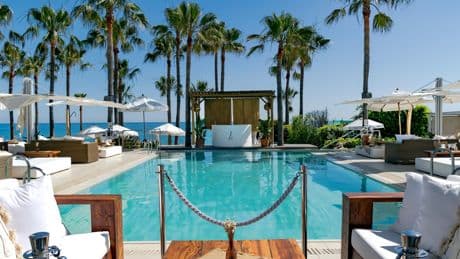 Jusqu’à 1600 euros la journée... La dernière folie des matelas de plage en Méditerranée