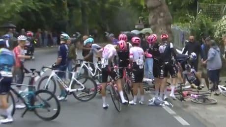 La caída masiva en el Giro de Italia que obligó a parar el final de la sexta etapa que no contará para la clasificación general
