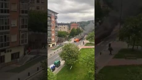 Las impactantes imágenes de un coche ardiendo, cuesta abajo y sin control por las calles de Bilbao