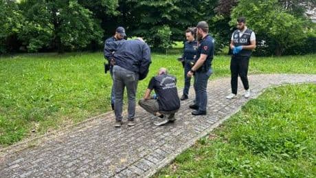 Feto abbandonato in un parco. Il ritrovamento choc a Parma