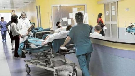 Sanità, l’accusa: “Il 57% dei reparti degli ospedali in Liguria è in overbooking”
